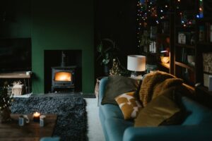 Gezellige woonkamer met haard, tafellamp en warme sfeerverlichting