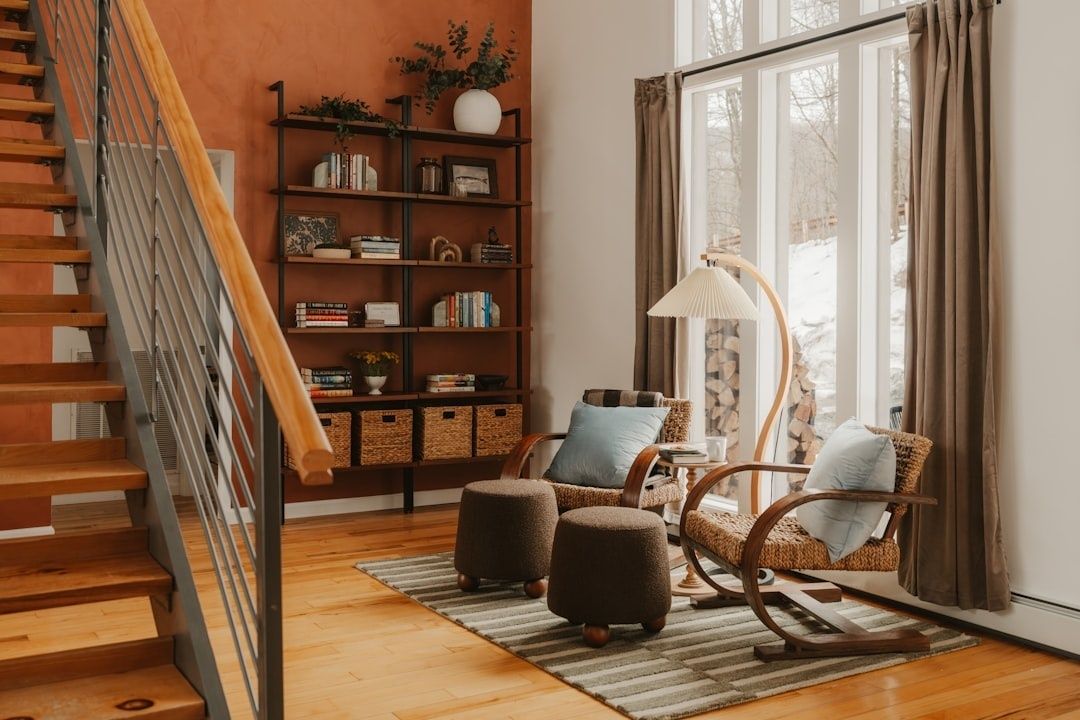 Warme woonkamer met vloerlamp, fauteuils en natuurlijk daglicht